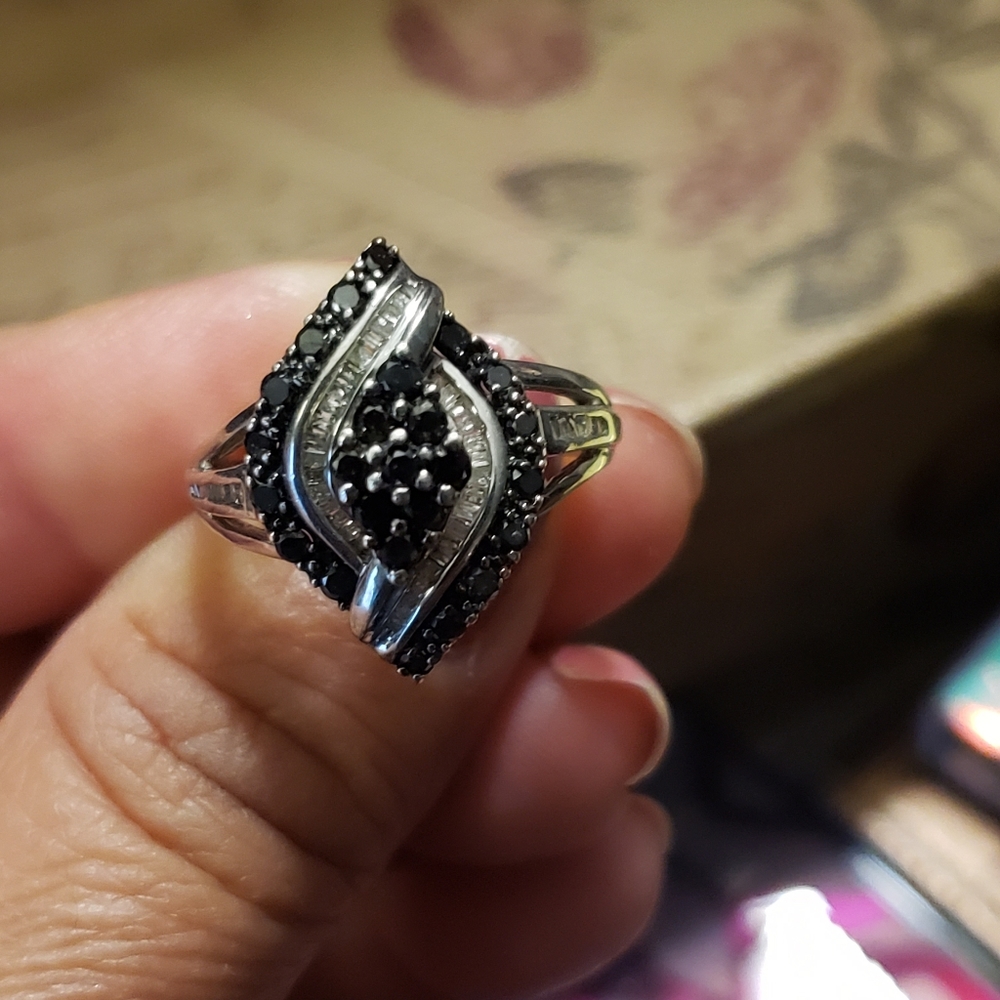 Black & white diamond 💎  ring 1 carat total size 7 1/2.